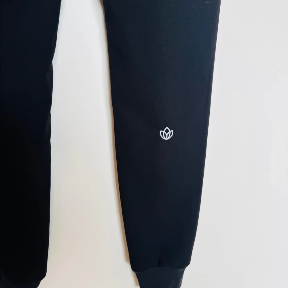 Figs Womens High Waisted Zamora Jogger in Black with Lotus - Picture 3 of 4